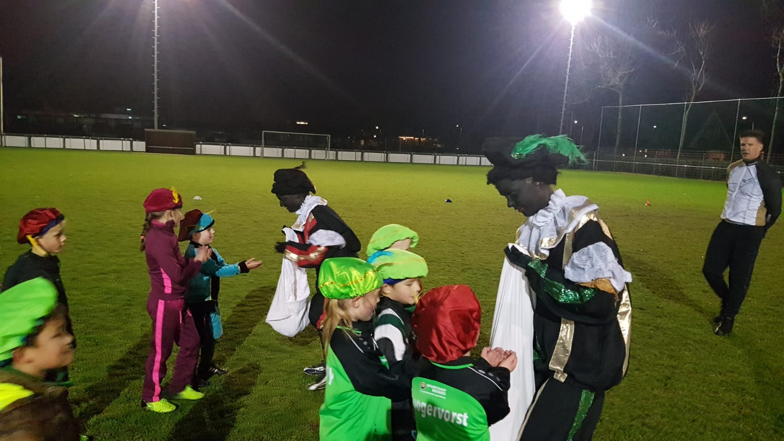 Pupillen vermaken zich tijdens Pietentraining