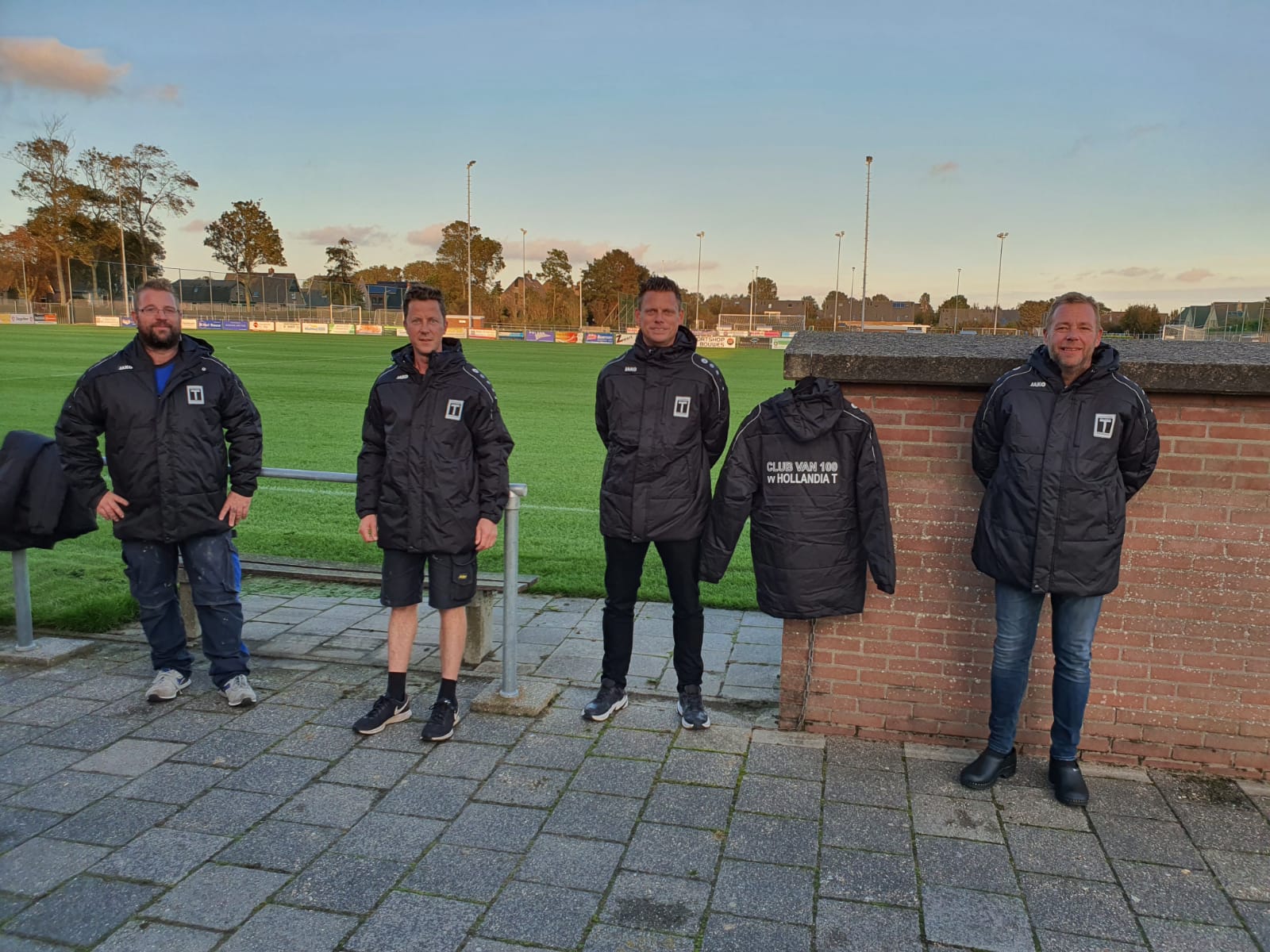 Club van 100 sponsort nieuwe coachjassen Hollandia T