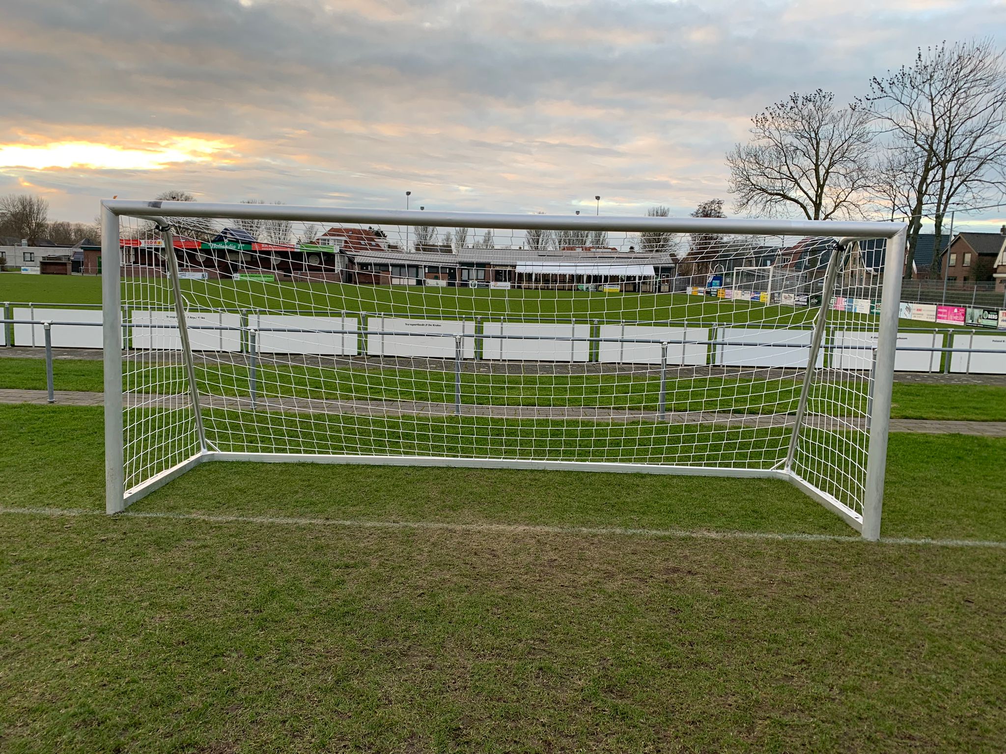 Club van 100 sponsort nieuwe pupillendoeltjes Hollandia T