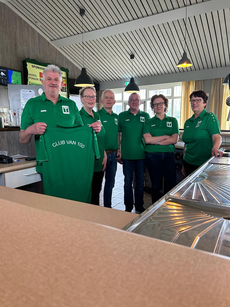 Cv100 steekt kantinevrijwilligers in het nieuw