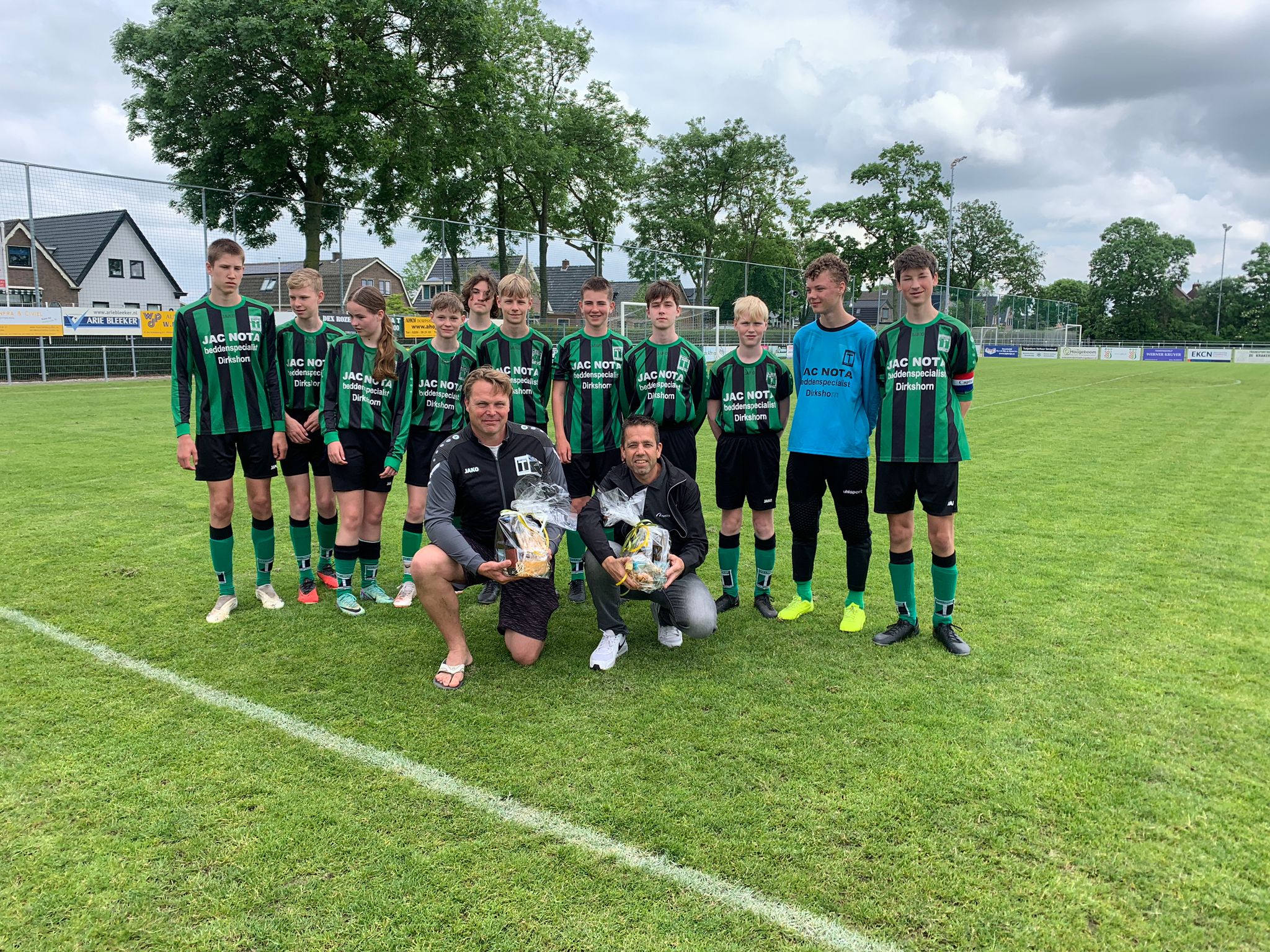 Hollandia T J015-1 bij afscheid Dirk Bruin en Peter Mulder in voetbalspektakel naar overwinning