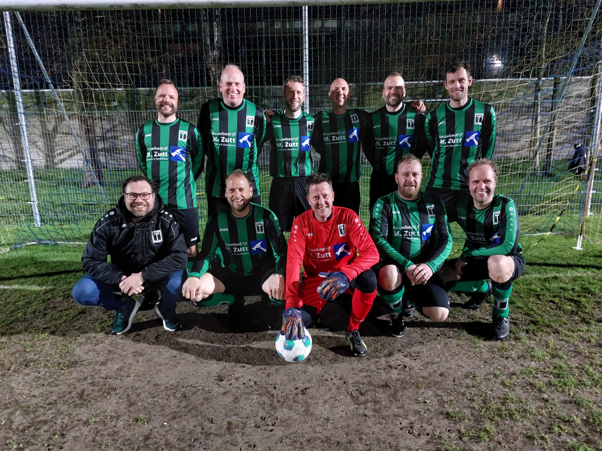 Hollandia T 35+ schittert in nieuw tenue Bouwbedrijf M. Zutt